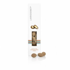 Lakridseriet Valencia Mandler med chokolade og drysset med strk lakridspulver