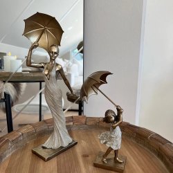 Lille pige med paraply