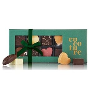 Fyldte chokolade og konfektstykker i grn cocoture ske