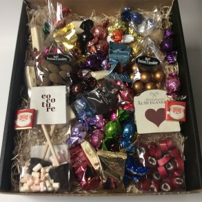 Forskellige chokolader i sort ske