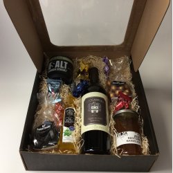 Gaveske med vin og delikatesser