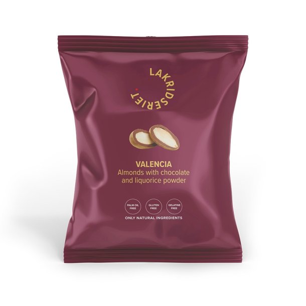 Lakridseriet Valencia Mandler med chokolade og drysset med st�rk lakridspulver