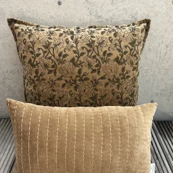 Velour pude med fyld og lynls sand farvet