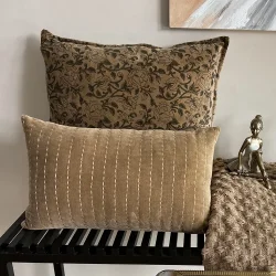 Velour pude med fyld og lynls sand farvet