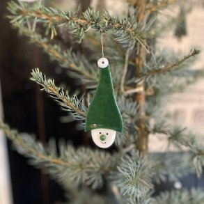 Nisse med gr�n nissehue i glas til oph�ng