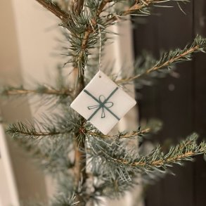 Julegave med gr�nt b�nd i glas til oph�ng