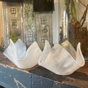 Glas fyrfadsstage i flammet hvid