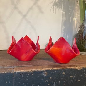 Glas fyrfadsstage i flammet rd