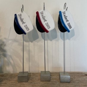 Studenterhue i glas p stang 2026